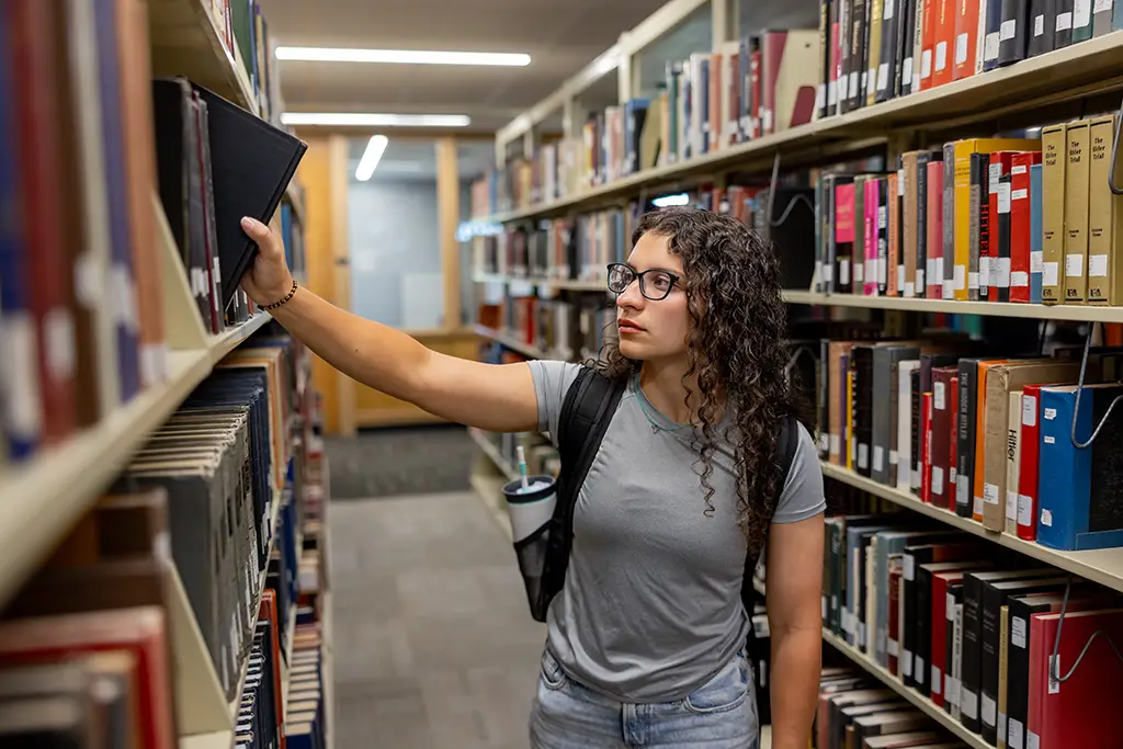 kayla in und library studying