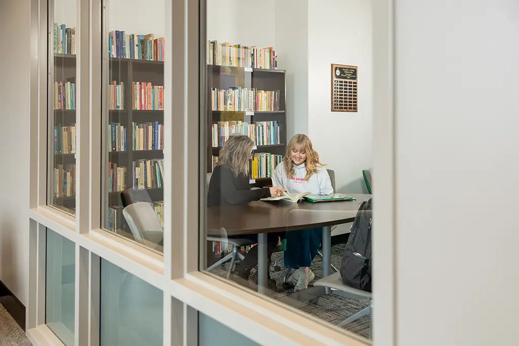 photo of Madilyn Lee mentoring a student