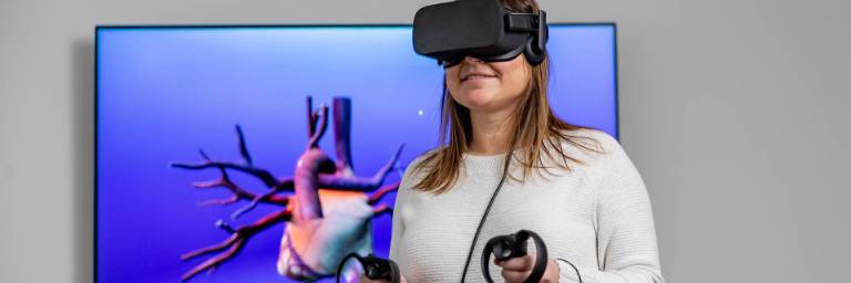 med student using VR of heart